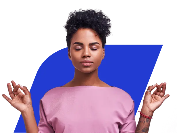 Mulher sorrindo em cenário com identidade visual azul do Banco BV