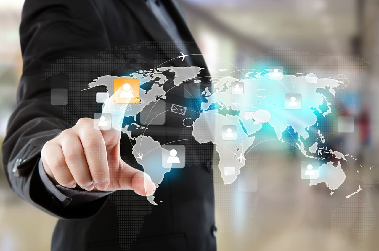 Homem de terno tocando em uma interface digital holográfica de mapa-múndi com ícones de conexão global.