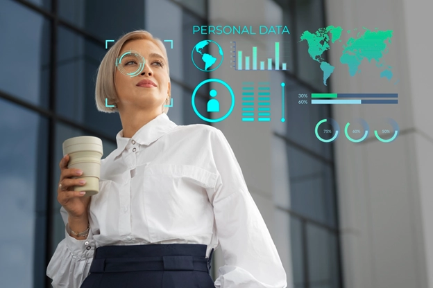 Mulher com interface digital ao redor do olho e painéis de dados pessoais flutuantes, representando a gestão de informações e o uso de IA ética para segurança e privacidade. 