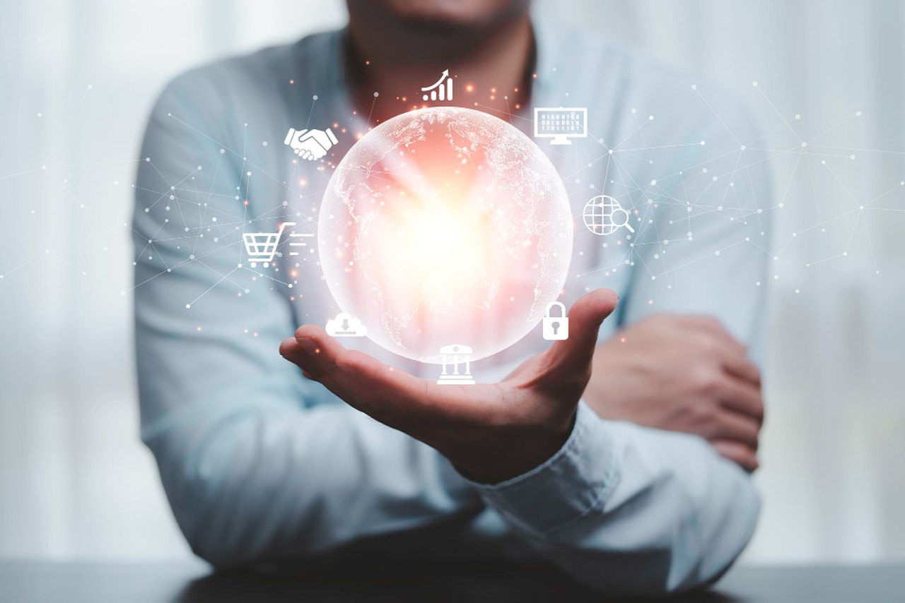 Homem segurando mundo virtual, com conexão à internet, para negócios globais, de marketing e bancários.