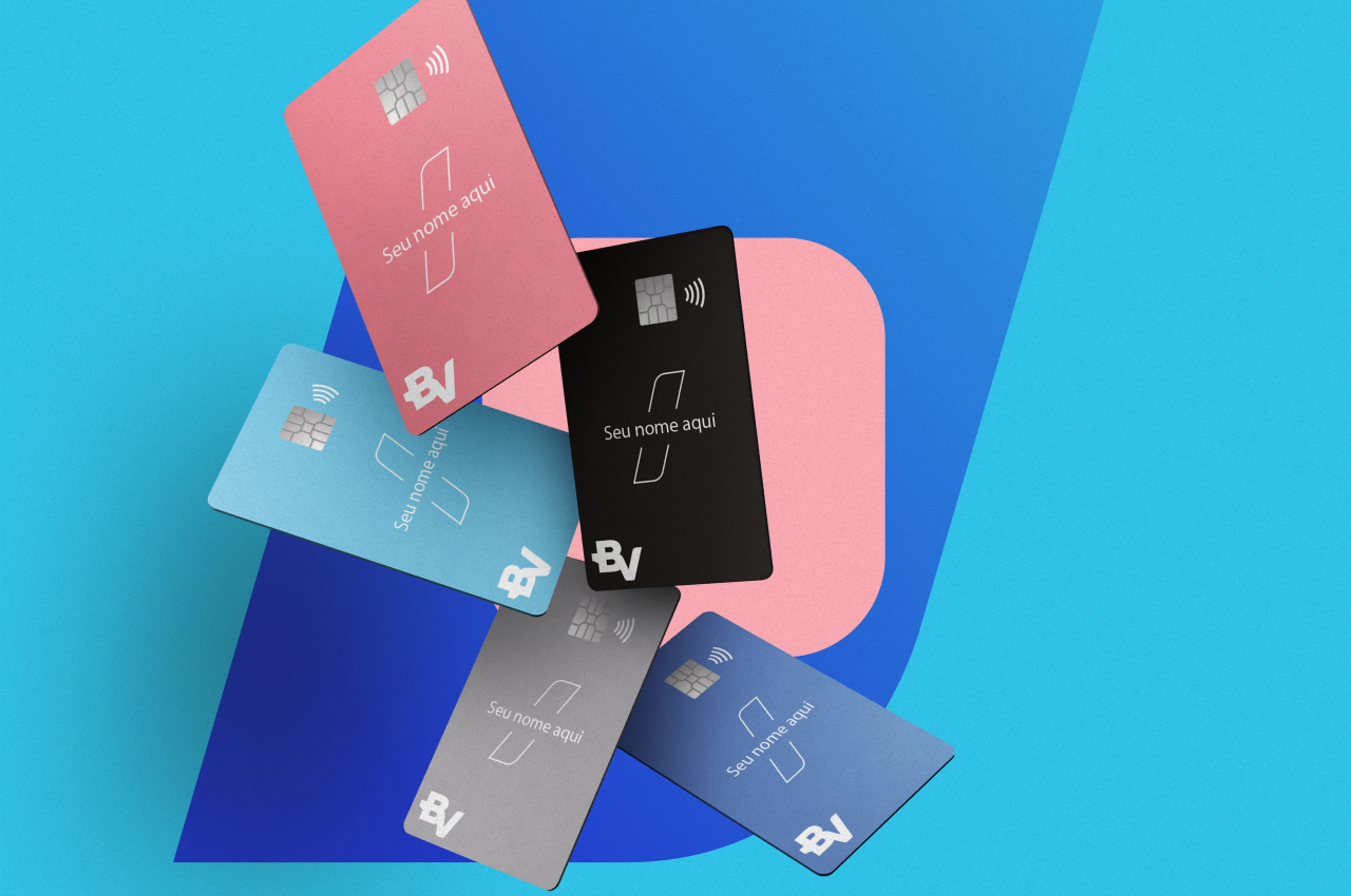 Cartões BV coloridos flutuando sobre fundo azul, representando cartão protegido e segurança nas compras.