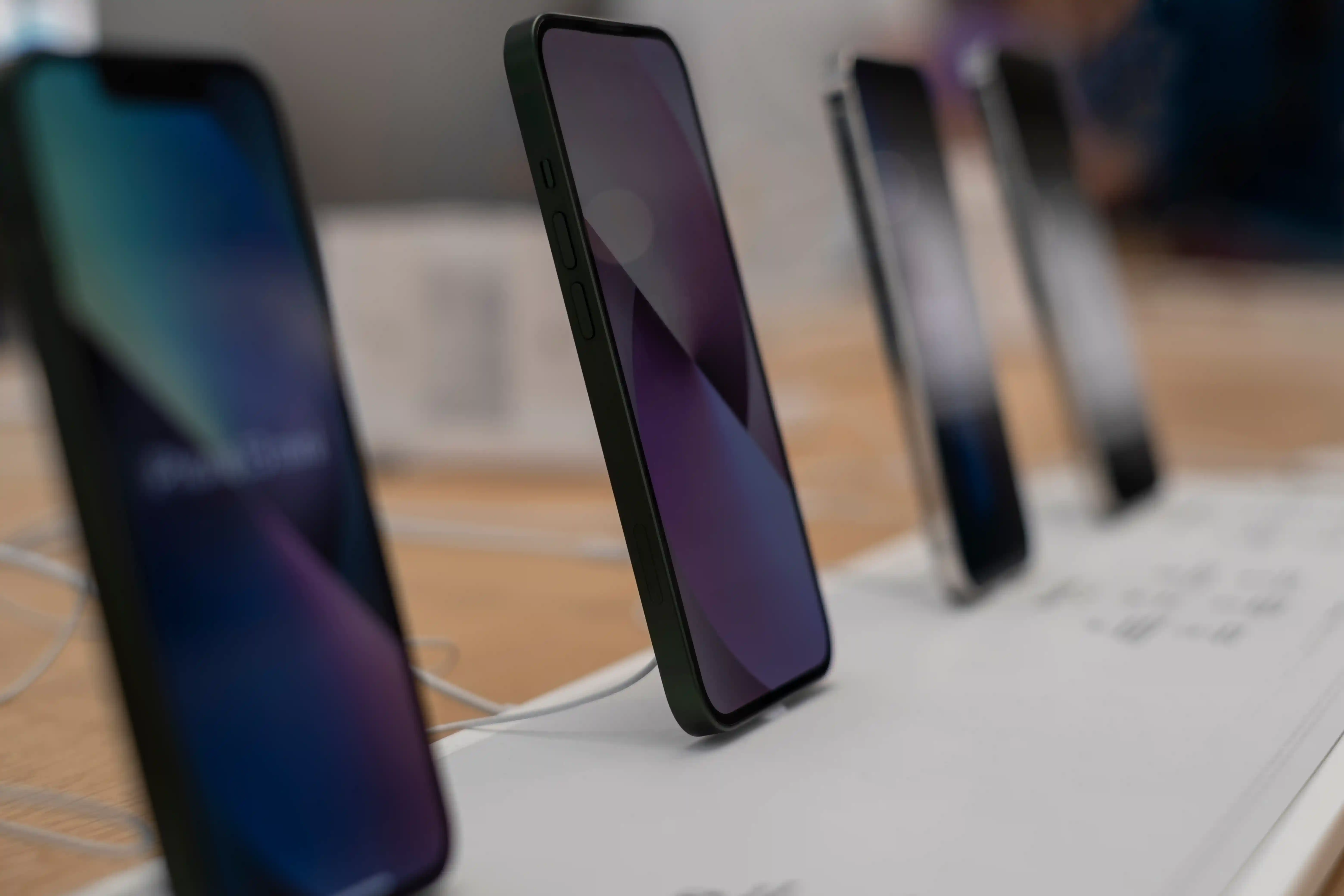 iphone em pé no mostruário 