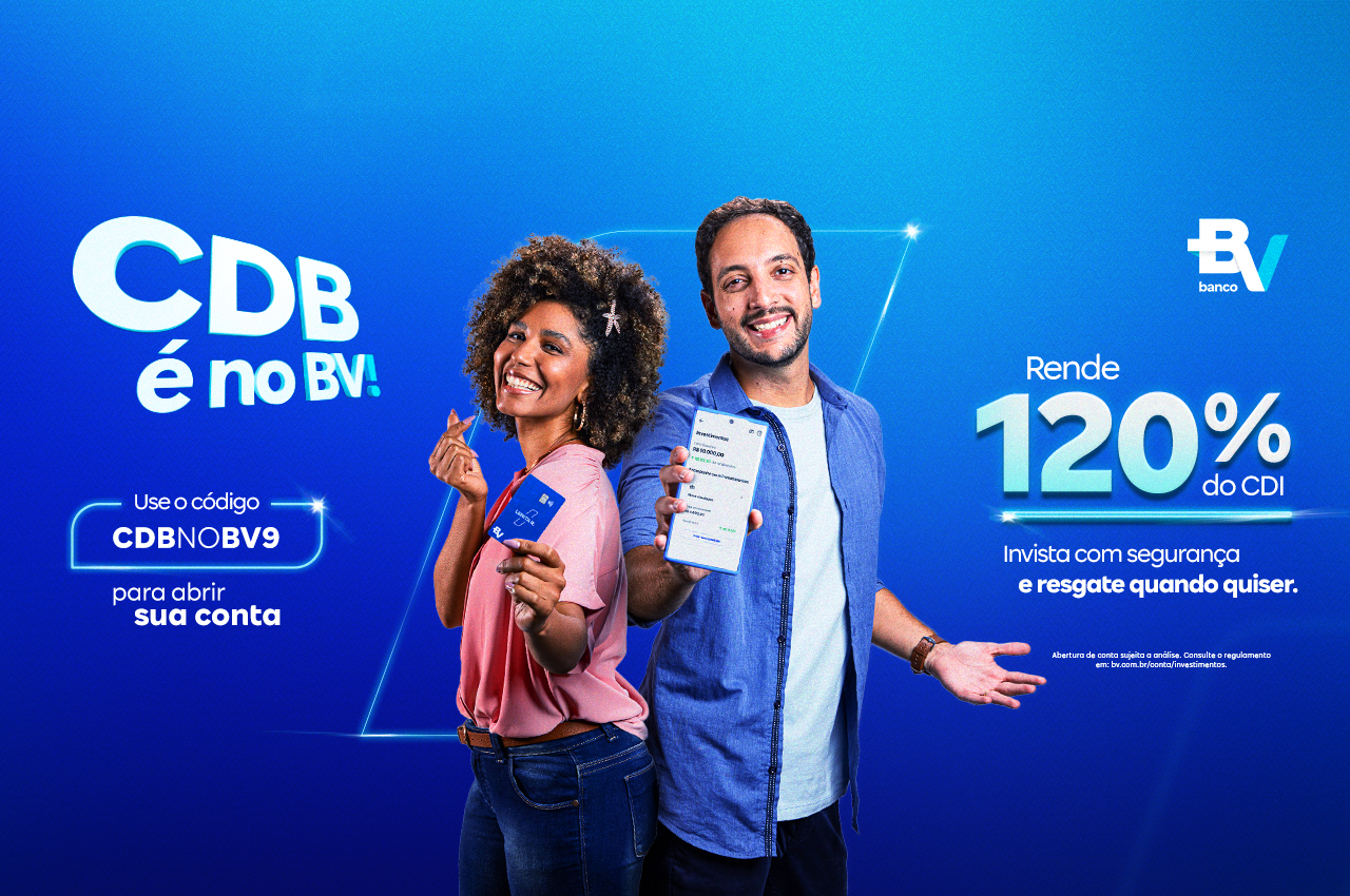 mulher segurando cartão do BV e homem segurando celular com app aberto, frase no fundo: CDB é no BV, rende 120% do CDI
