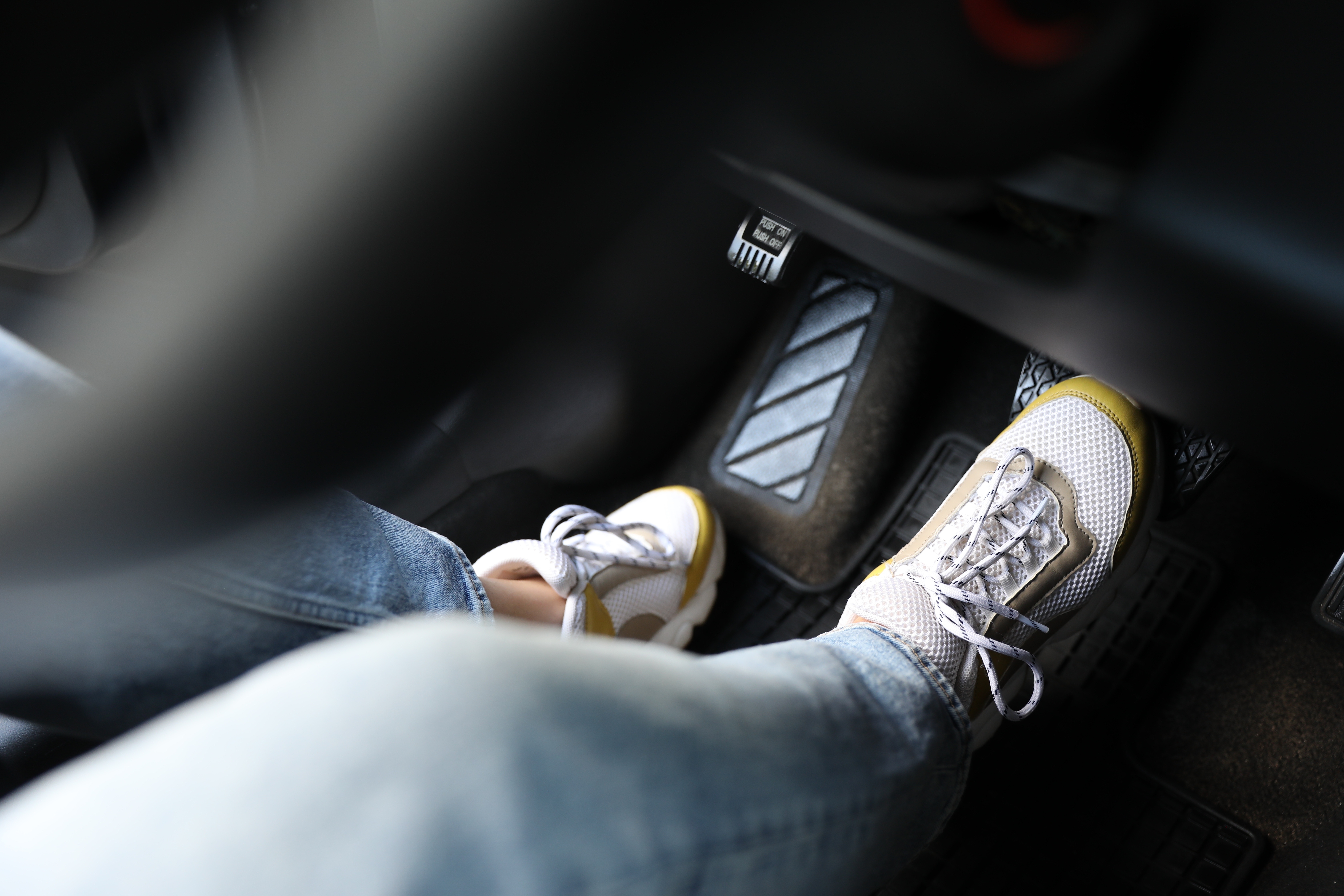 pé no pedal de freio do carro 