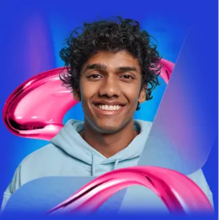 Imagem de homem de pele negra sorrindo, cabelos pretos cacheados, usando moleton azul claro com arte em azul e magenta aplicados junto a haste transparente.