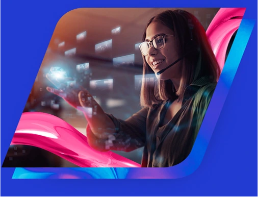 Imagem de mulher de cabelos escuros lisos e óculos interagindo com uma tela de realidade virtual com onda magenta em textura de vidro em volta.
