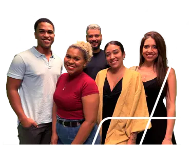 Em um fundo azul, uma mulher negra veste uma jaqueta jeans e está de braços cruzados, ela tem cabelos longos trançados.