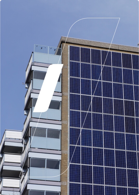 Um edifício com painéis solares em sua lateral.