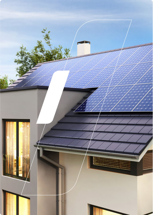 Uma casa de dois andares, com uma placa de energia solar instalada no telhado.
