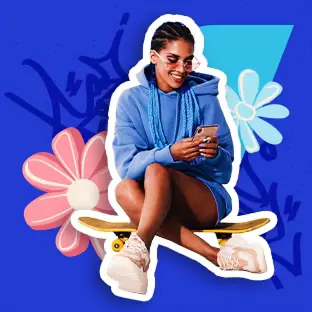 Uma menina negra, de moletom e sorrindo, utilizando um celular sentada em um skate. Ao fundo, temos flores e grafismos que remetem a arte graffiti.