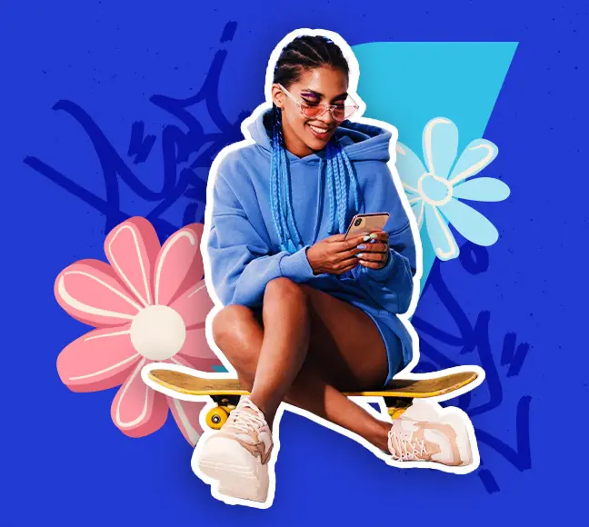 Uma menina negra, de moletom e sorrindo, utilizando um celular sentada em um skate. Ao fundo, temos flores e grafismos que remetem a arte graffiti.