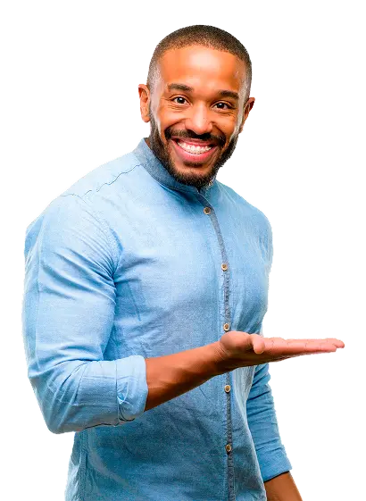 Homem sorrindo, de camisa azul, apontando para a direita.