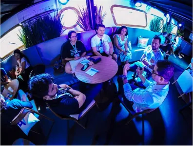 Imagem de pessoas reunidas em uma reunião de negócios.