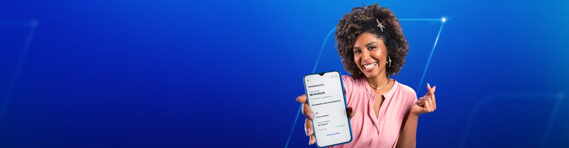Imagem com fundo azul, com uma mulher negra, sorrindo. Na mão direita, ela faz um sinal e na esquerda segura um celular.