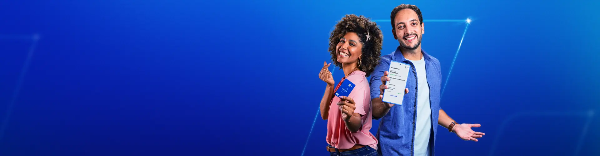 Imagem com fundo azul, com uma mulher negra segurando um cartão e um homem branco segurando um celular, ambos sorrindo.