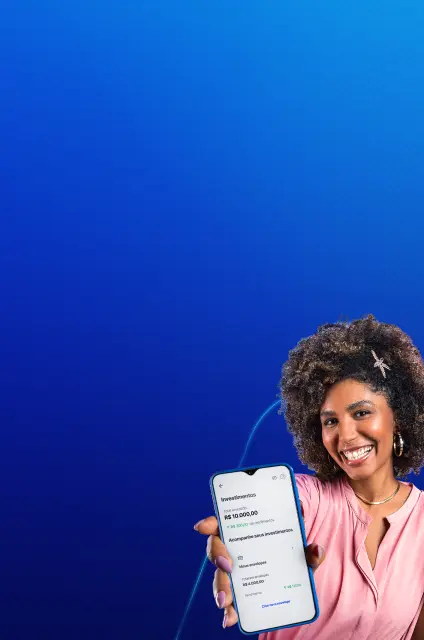 Imagem com fundo azul, com uma mulher negra, sorrindo. Na mão direita, ela faz um sinal e na esquerda segura um celular.