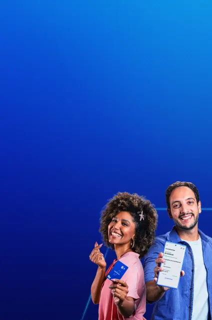 Imagem com fundo azul, com uma mulher negra segurando um cartão e um homem branco segurando um celular, ambos sorrindo.