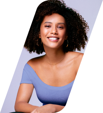 Taís Araújo sorrindo para a câmera, com blusa azul e fundo branco. Somos o primeiro banco a neutralizar 100% do CO2 poluente de todos os veículos que financiamos.