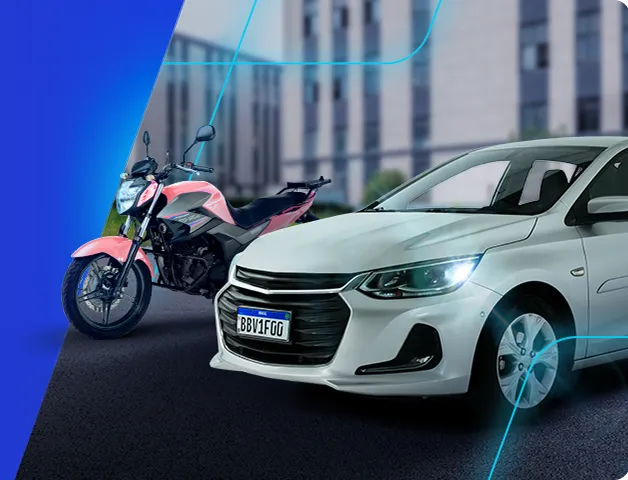 No canto direito, um carro branco e uma moto estão lado a lado.