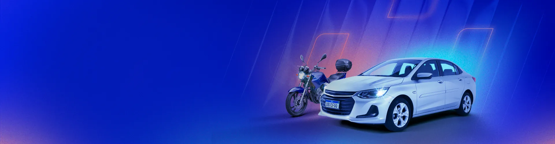 Moto azul marinho no canto esquerdo e, ao lado dela, um carro sedan branco com faróis acesos.