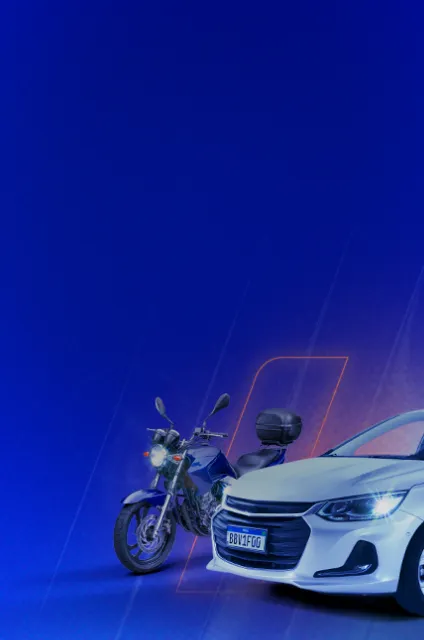 Moto azul marinho no canto esquerdo e, ao lado dela, um carro sedan branco com faróis acesos.