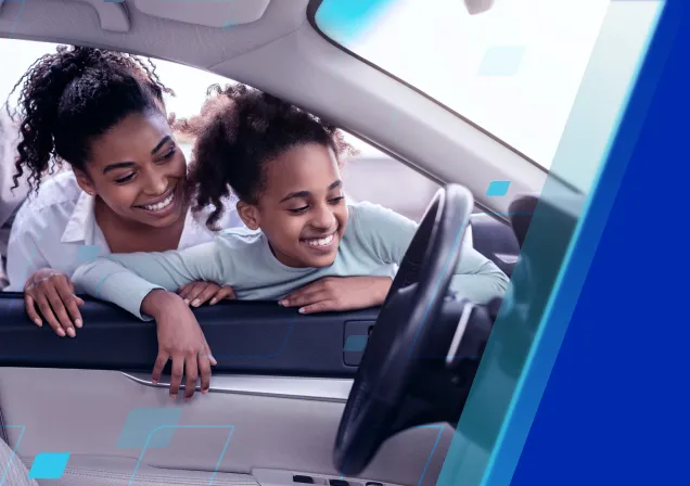 Imagem dentro de um carro com duas mulheres negras, mãe e filha, apoiadas na janela olhando para o interior do veículo.