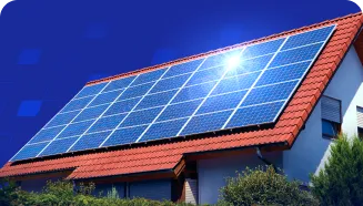 Imagem do telhado de uma casa com algumas placas de energia solar.