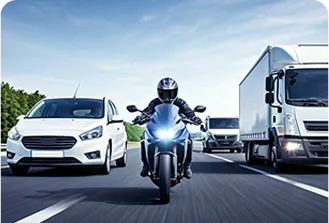 Em uma rodovia, uma moto está no centro, entre um carro à esquerda e um caminhão à direita.