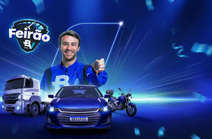 Um caminhão, um carro e uma moto, juntos. Atrás, temos o piloto de Stock Car, Felipe Baptista segurando uma chave.