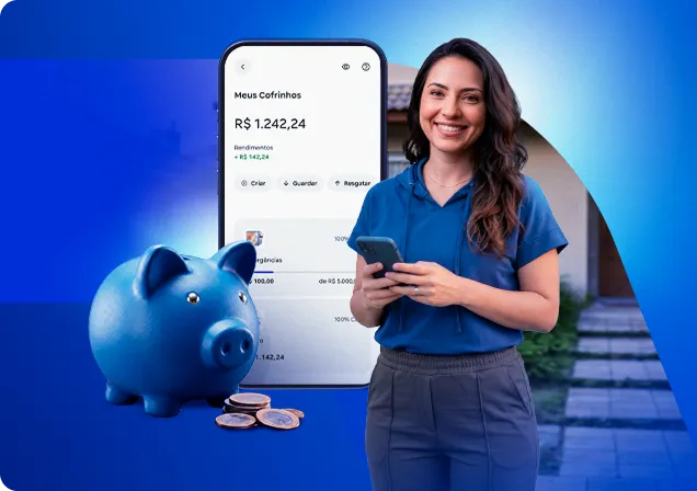 Mulher sorri ao segurar o celular. Ao seu lado: a tela do celular em Meus Cofrinhos, um cofre em forma de porco e moedas.