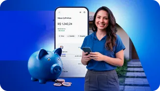 Mulher sorri ao segurar o celular. Ao seu lado: a tela do celular em Meus Cofrinhos, um cofre em forma de porco e moedas.