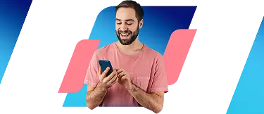 Um homem sorrindo e clicando na tela de um celular com aspecto de felicidade.
