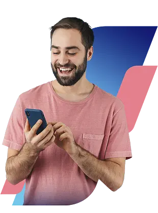 Um homem sorrindo e clicando na tela de um celular com aspecto de felicidade.