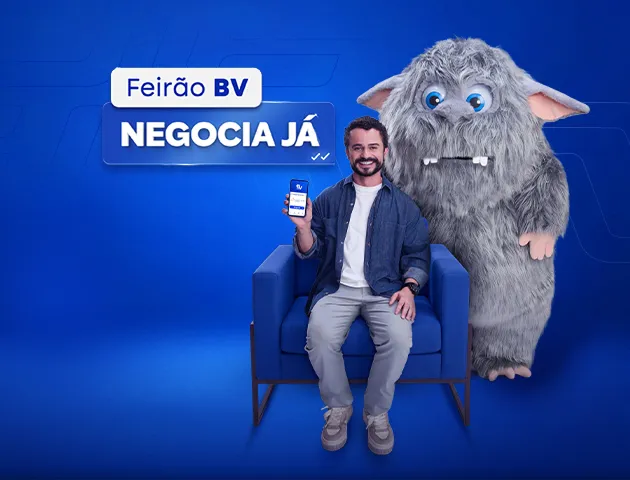 Homem com celular e mascote Sem Tutu no Feirão BV Negocia Já.