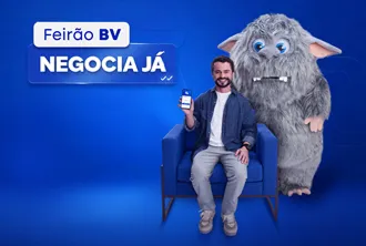 Homem com celular e mascote Sem Tutu no Feirão BV Negocia Já.