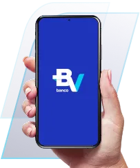Mão segura um smartphone com a tela de abertura do aplicativo, que mostra o logo do banco BV.