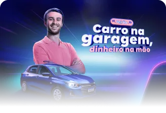 Um carro azul, e atrás, Felipe Baptista, piloto da Stock Car, de braços cruzados vestindo uma camiseta rosa.
