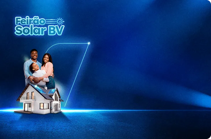 Um sobrado equipado com painéis solares no telhado e, atrás, família de homem, mulher e menina se abraçando.