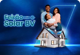 Um sobrado equipado com painéis solares no telhado e, atrás, família de homem, mulher e menina se abraçando.