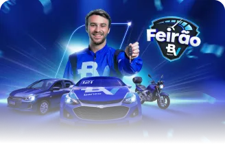 Dois carros e uma moto, juntos. Atrás, temos o piloto de Stock Car, Felipe Baptista segurando uma chave.