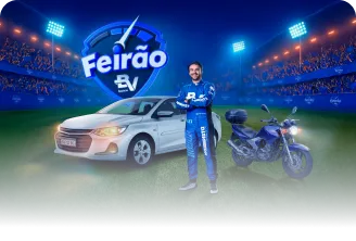 Na imagem temos uma moto e um carro. À frente, o piloto Felipe Baptista de braços cruzados. Acima, um selo escrito Feirão BV. 