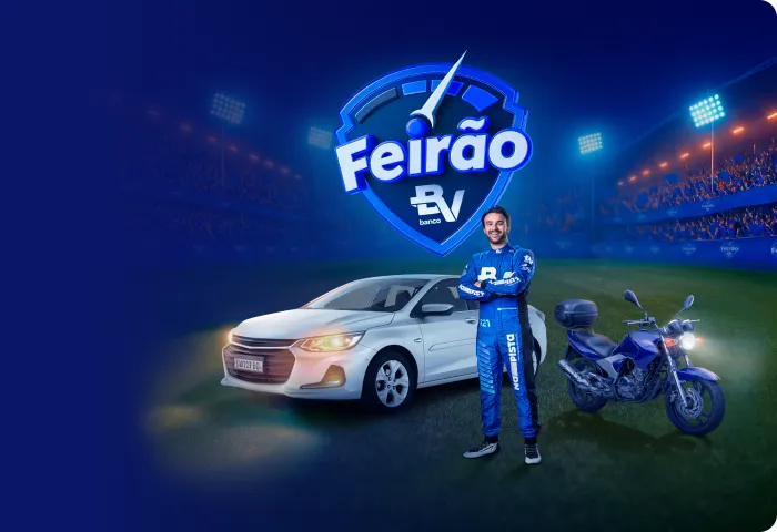 Na imagem temos uma moto e um carro. À frente, o piloto Felipe Baptista de braços cruzados. Acima, um selo escrito Feirão BV. 