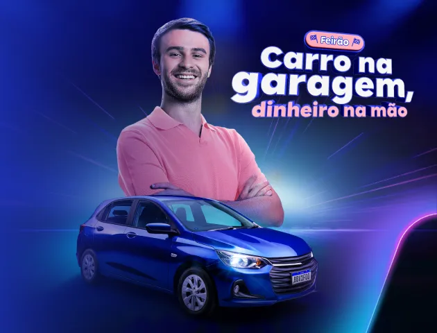 Um carro azul, e atrás, Felipe Baptista, piloto da Stock Car, de braços cruzados vestindo uma camiseta rosa.