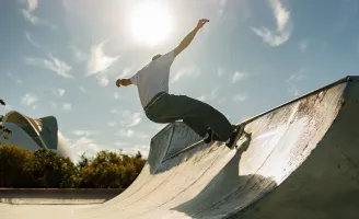 Homem andando de skate ao ar livre