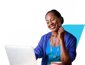 Mulher sorrindo olhando para computador