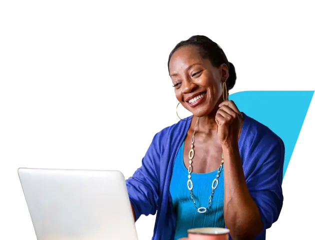 Mulher sorrindo olhando para computador