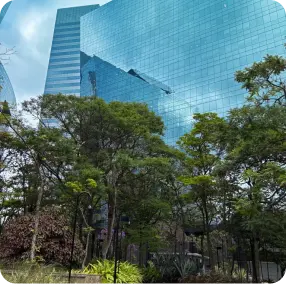 Prédio comercial em meio a natureza