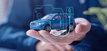 Mão segura miniatura de carro elétrico com ícones holográficos de carregamento, simbolizando mobilidade elétrica.