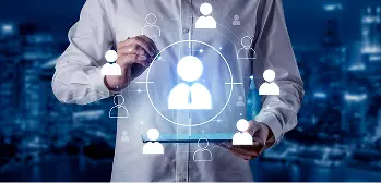 Pessoa interagindo com ícones holográficos de rede de contatos e perfis, simbolizando gestão de pessoas.