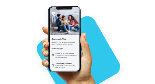 Mão segura celular exibindo a página de Seguro de Vida do app BV. Na tela, foto de família e informações sobre vantagens.